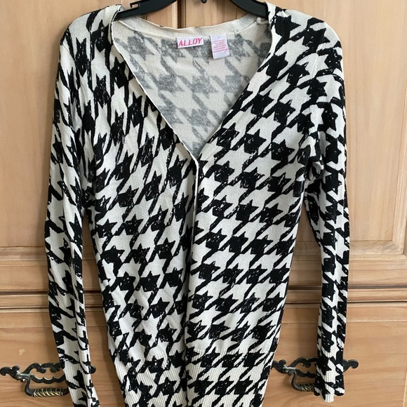 Houndstooth patterned button down sweater - Picture 1 of 4